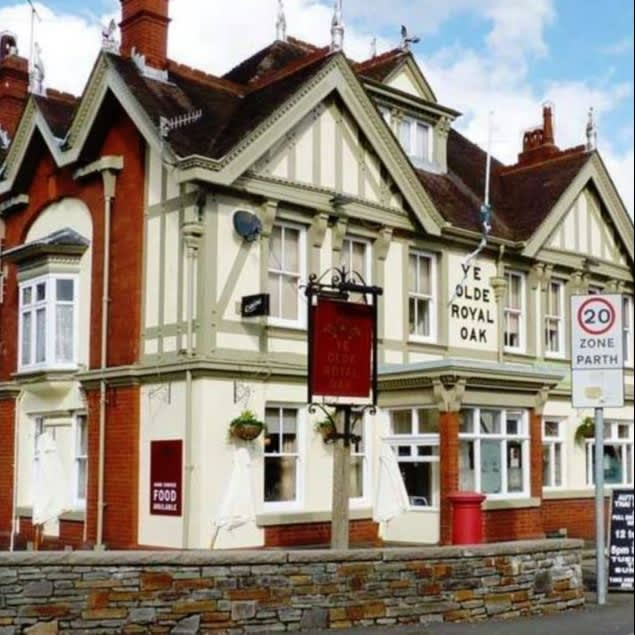 The Ye Olde Royal Oak pub building on Commercial Street, Ystrad Mynach
